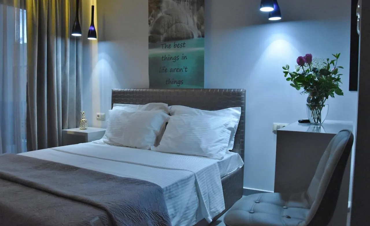 Cross Plaza Aparthotel Stavros